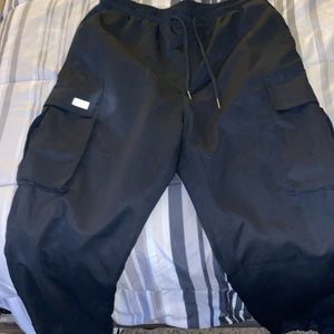 SHEIN cargo polyester pocket pants. Black. Medium.